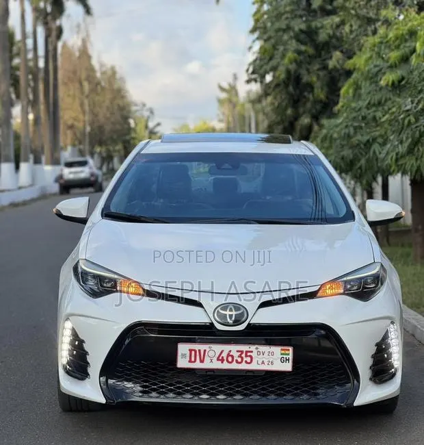 Toyota Corolla SE (1.8L 4cyl 6M) 2018 White · Photo 1