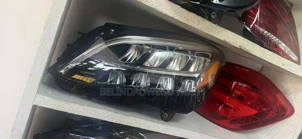 2019-2020 C 300 Headlight · Photo 1
