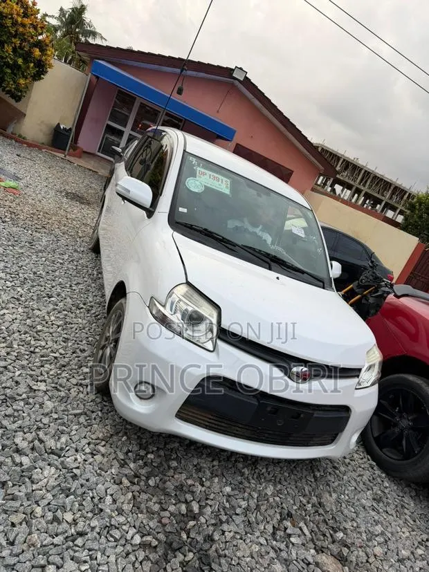 Toyota Sienta 1.5 AWD 2015 White · Photo 1