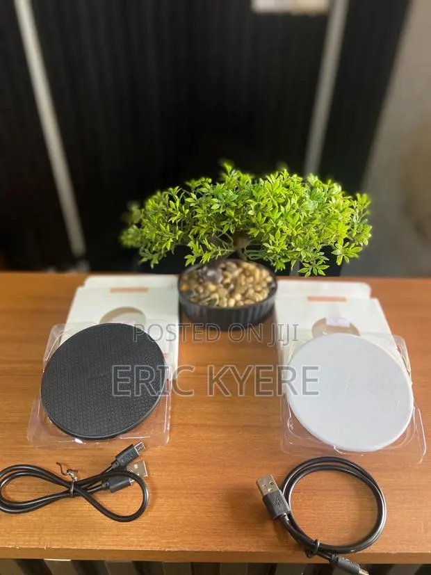Universal Standard Fast Wireless Charging Pad (Black/White Available) · Photo 1