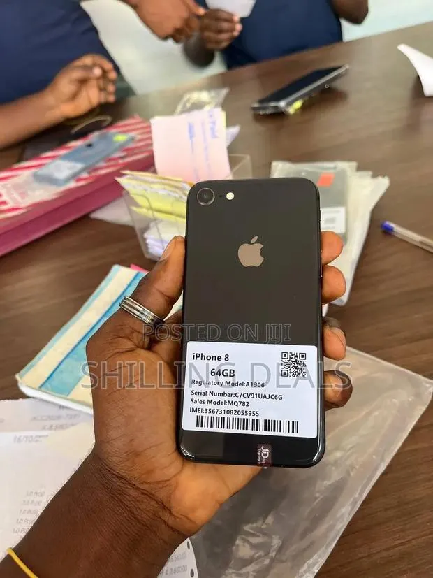 Apple iPhone 8 64 GB Black · Photo 1