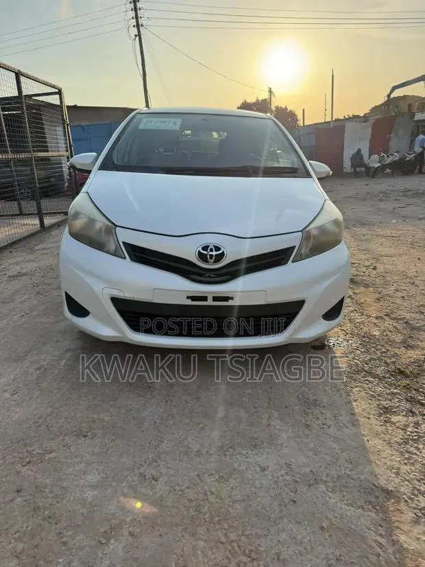 Toyota Vitz 1.5 FWD 5dr 2013 White · Photo 1