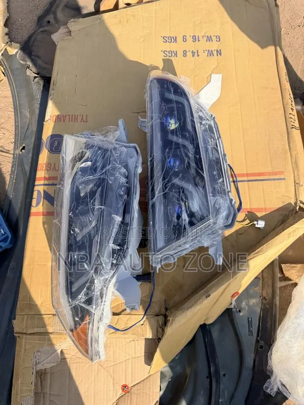 Toyota Highlander 2011-2014 Spec Head Light Pair · Photo 1