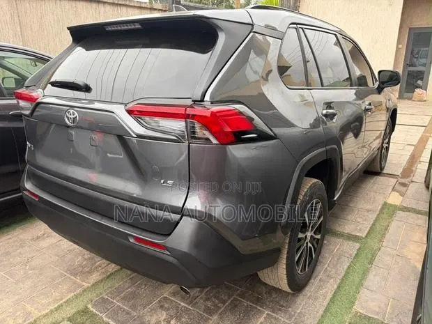 Toyota RAV4 LE 2021 Black · Photo 1
