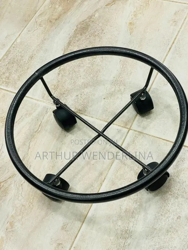 Cylinder Stand With Wheel Under · Photo 1