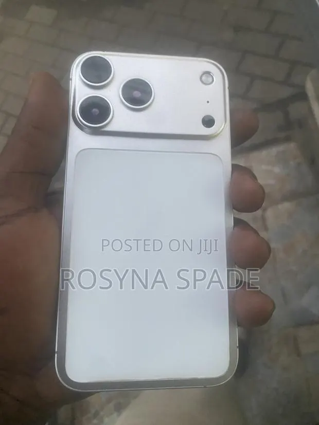Apple iPhone XR 128 GB White · Photo 1