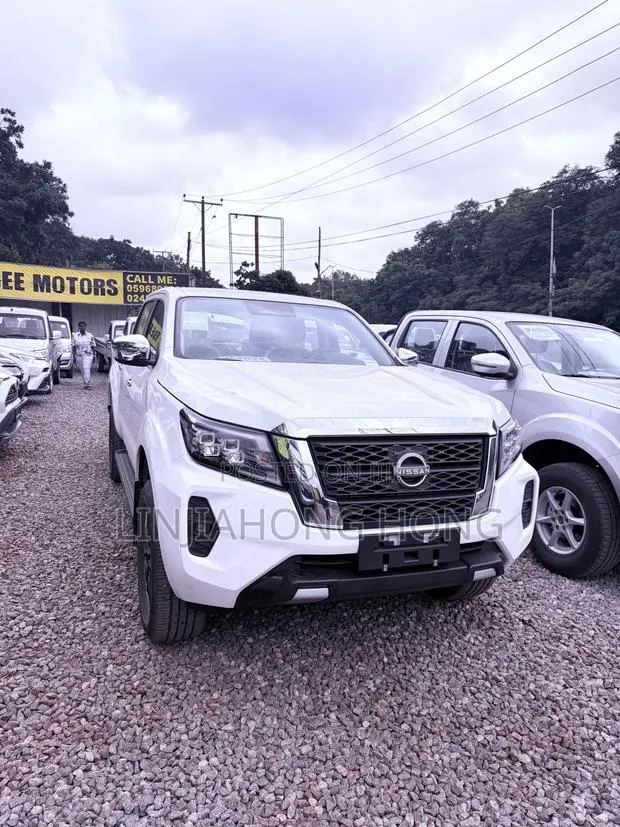 New Nissan Navara 2025 White · Photo 1