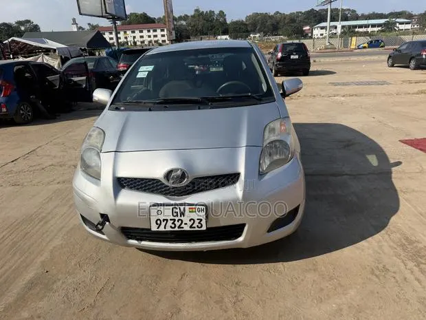 Toyota Vitz 2010 Silver · Photo 1