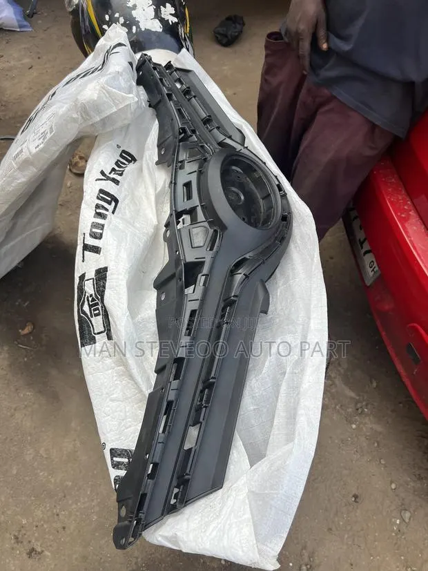 Toyota Yaris 2015-2016 Top Grill · Photo 1