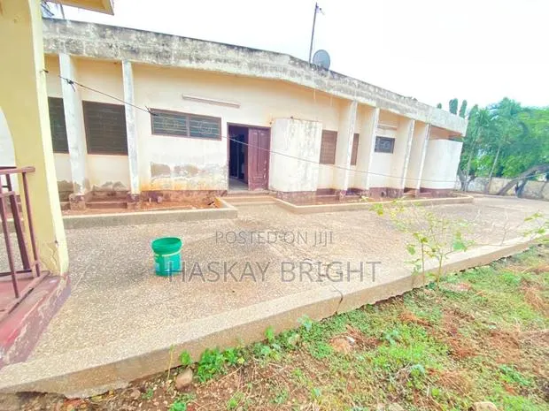 2 Plots of Land With 6 Bedrooms Structure on It for Sale Tantra Hill · Photo 1