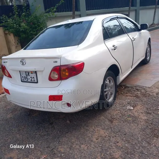 Toyota Corolla 2010 White · Photo 1