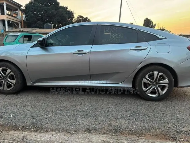Honda Civic 2018 Silver · Photo 1