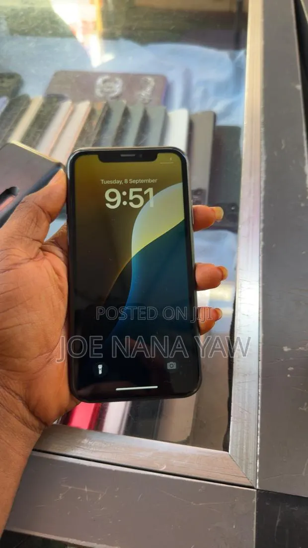 Apple iPhone XR 64 GB Black · Photo 1