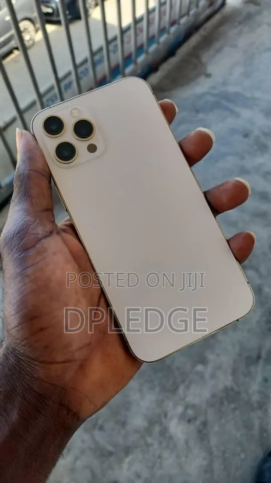 Apple iPhone 12 Pro Max 128 GB Gold · Photo 1