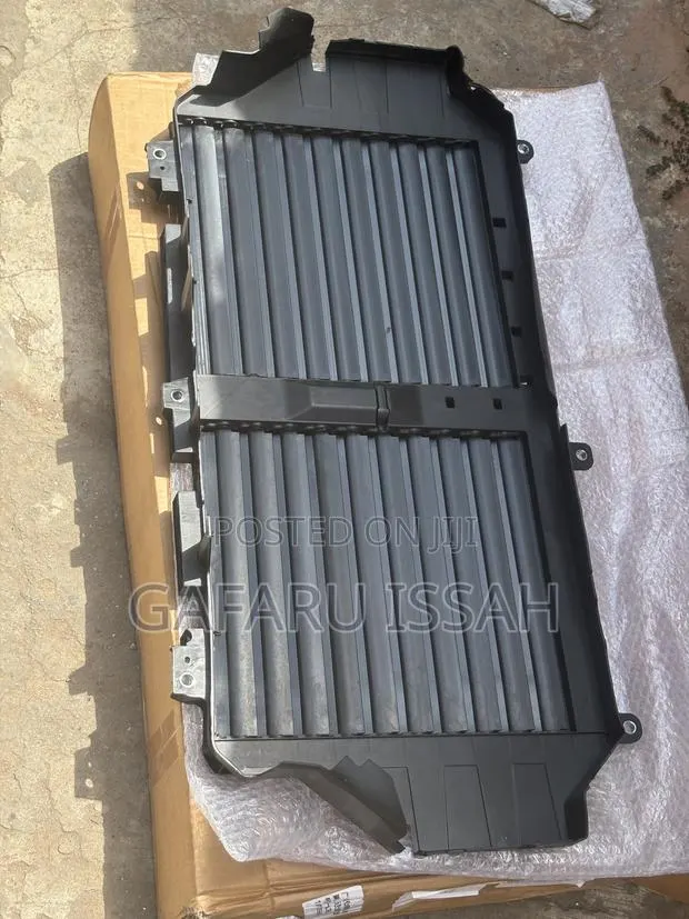 Tacoma 2024-25 Radiator Shatter Grille With Motor · Photo 1