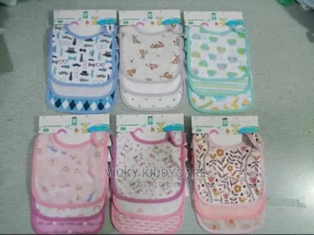 Baby's Set of Bibs · Photo 1