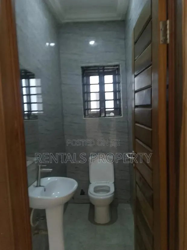 2bdrm Block of Flats in Housing Down for rent · Photo 1