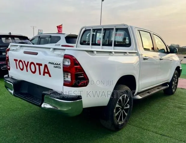 Toyota Hilux 2025 White · Photo 1