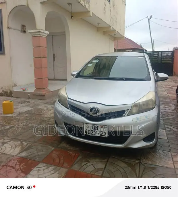 Toyota Vitz 2012 Silver · Photo 1