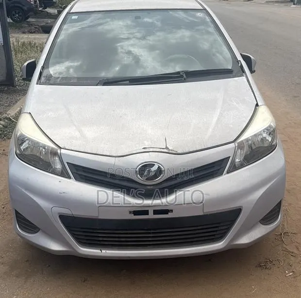 Toyota Vitz 2015 Silver · Photo 1