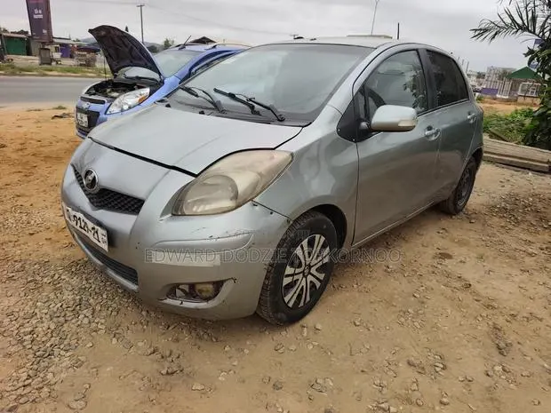 Toyota Vitz 2010 Gray · Photo 1
