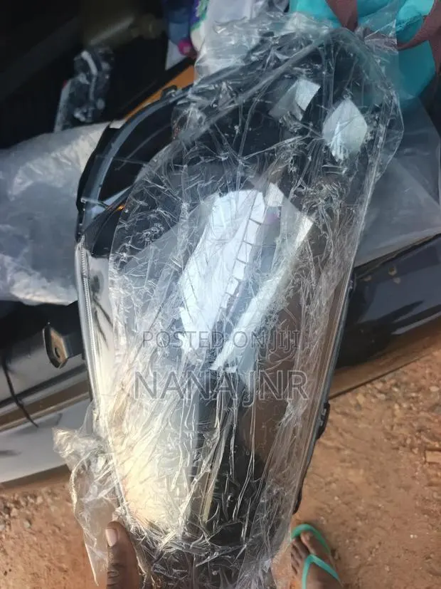 Toyota Vitz 13- 16 Headlight Right · Photo 1