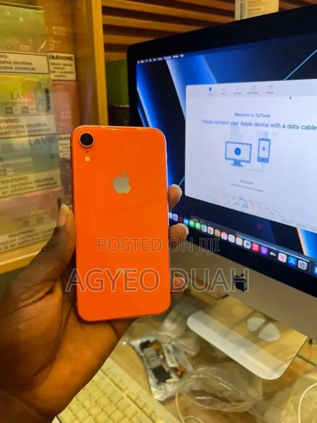 Apple iPhone XR 128 GB Orange · Photo 1
