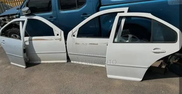 Vw JETTA 4 DOORS 1999-2004, VW Bora Door · Photo 1