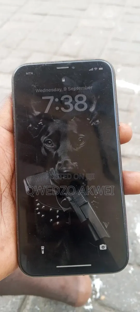 Apple iPhone XR 64 GB Black · Photo 1