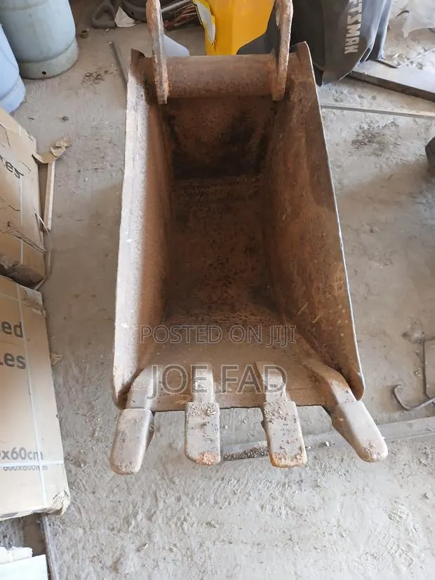 4 Teeth Heavy Duty Backhoe Bucket in Good Condition. · Photo 1