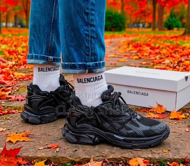 Balenciaga Runner All Black · Photo 1
