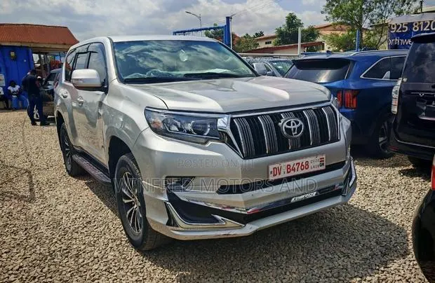 Toyota Land Cruiser Prado 2.7 i 2011 Silver · Photo 1