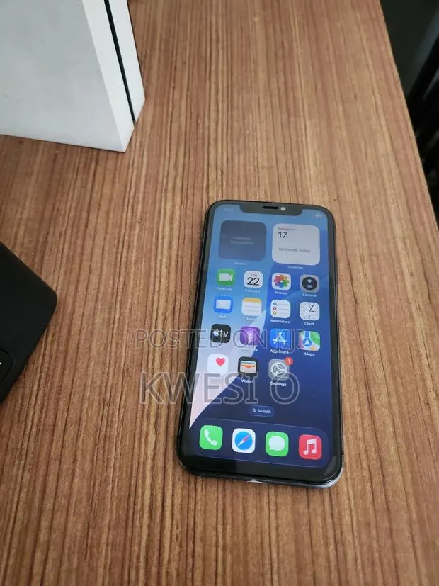 Apple iPhone 11 64 GB Black · Photo 1
