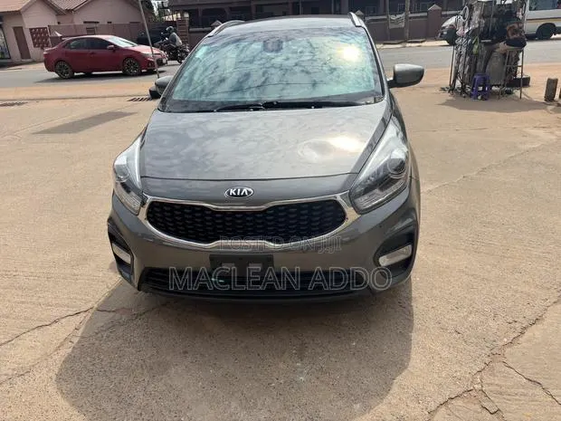 Kia Carens 2018 Black · Photo 1
