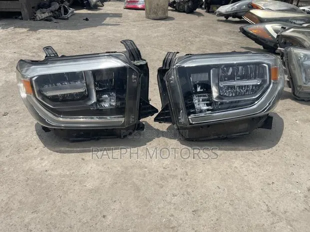 Toyota Tundra 2018-2021 Headlight · Photo 1