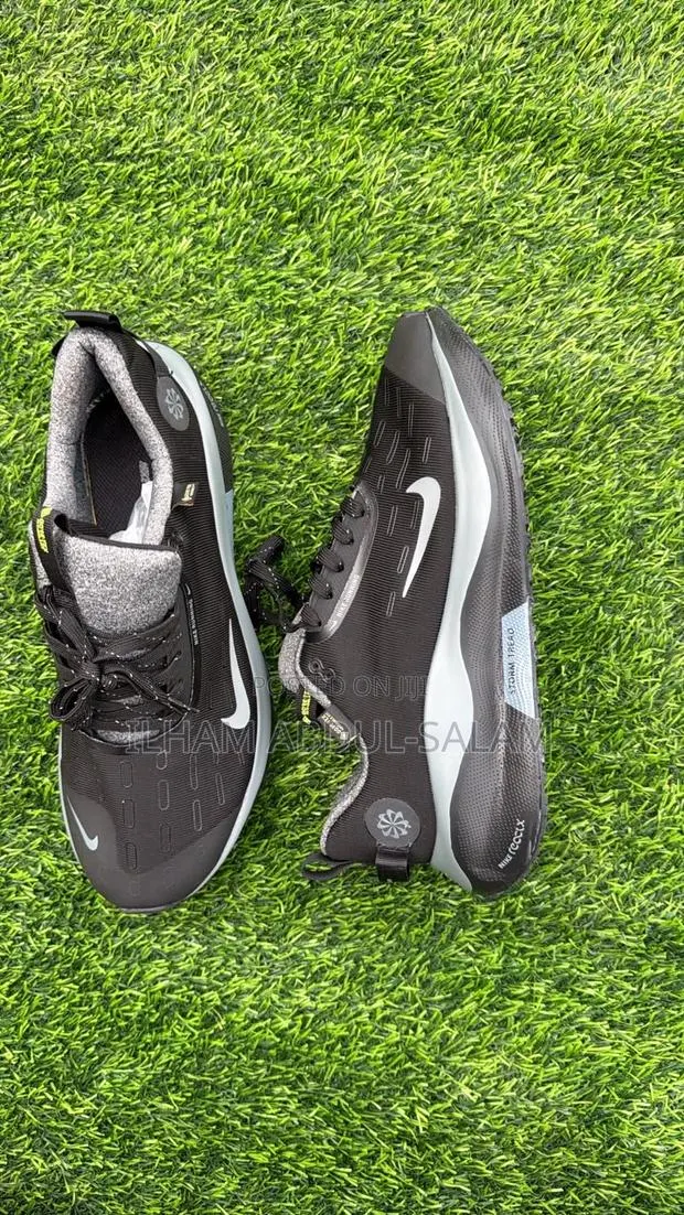Nike Sneakers · Photo 1