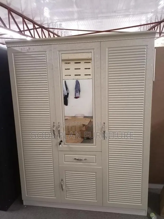 Wooden Wardrobe · Photo 1