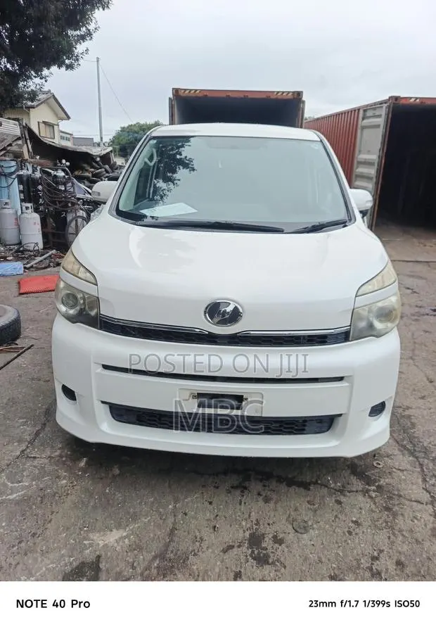 Toyota Voxy 2013 White · Photo 1