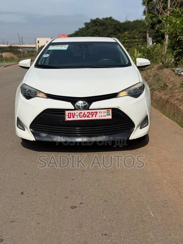 Toyota Corolla LE (1.8L 4cyl 2A) 2019 White · Photo 1