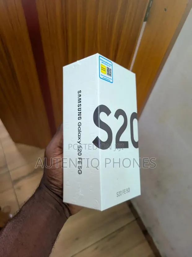 New Samsung Galaxy S20 FE 128 GB Black · Photo 1
