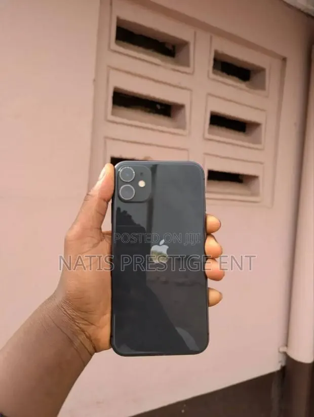 Apple iPhone 11 64 GB Black · Photo 1