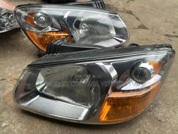 Kia Cerato 2006-2008 Headlight · Photo 1