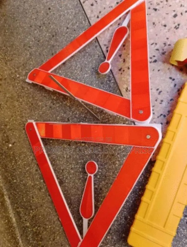 Reflective Warning Triangle – Emergency Road Safety Triangle Vehicles · Photo 1