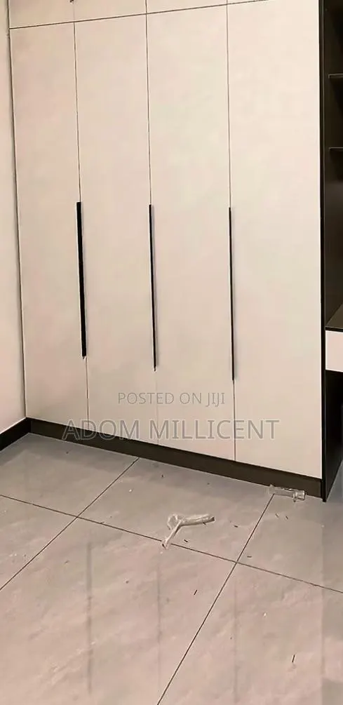4 in 1 Wardrobe With Shelves · Photo 1