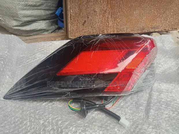 Toyota RAV4 2020 Taillight Pair · Photo 1