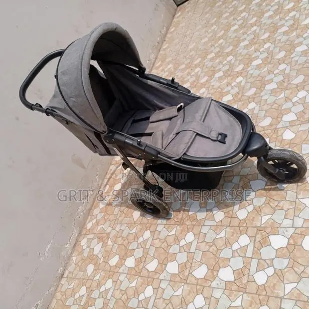 Big Neat Awesome Child Stroller From the Uk · Photo 3