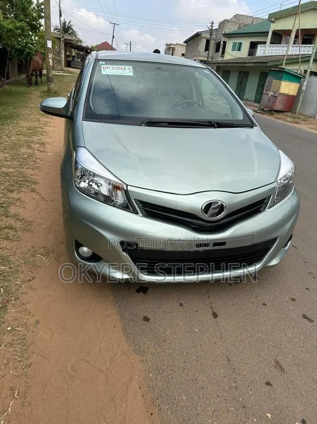 Toyota Vitz 1.0 FWD 3dr 2013 Silver · Photo 1