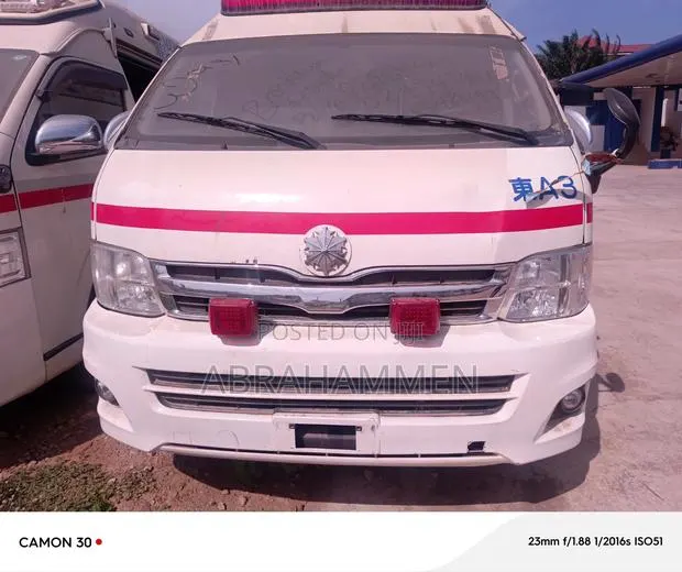 Toyota HiAce 2013 White · Photo 1