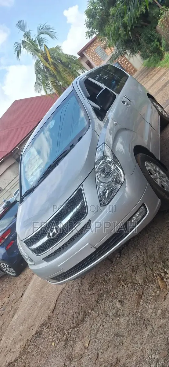 Hyundai H300 2010 Silver · Photo 1
