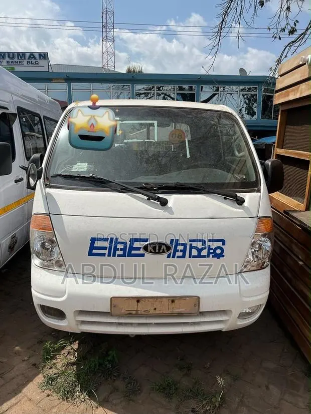 Kia Bongo 2010 White · Photo 1